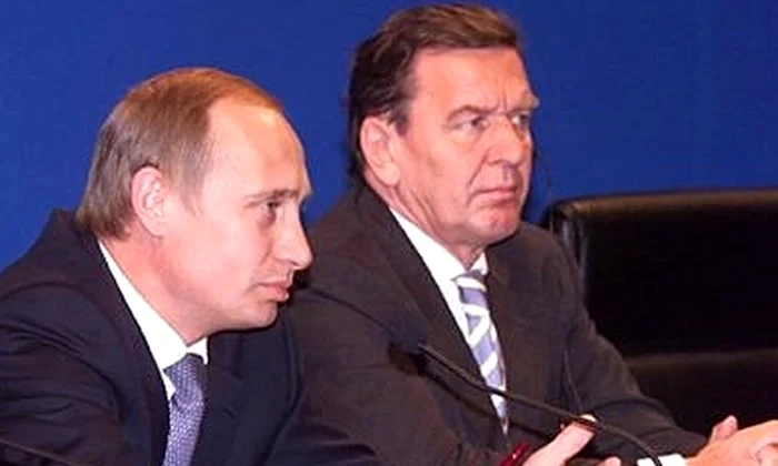 Vladimir Putin și Gerhard Schroeder, într-o conferință de presă (© kremlin.ru)