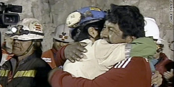 Jimmy Sanchez, îmbrăţişat de tatăl său FOTO: Captură CNN