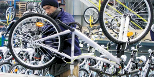 Angajaţii de la fabrica de biciclete fac luni de pregătire înainte de a fi angaţaţi