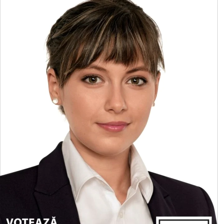 
    Cătălina Ştefănescu, pe afişul electoral.  