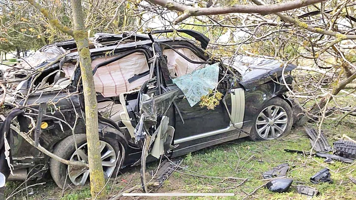 Imaginile de la locul accidentului sunt şocante. Aşa arată Range Rover-ul condus de creatorul de modă