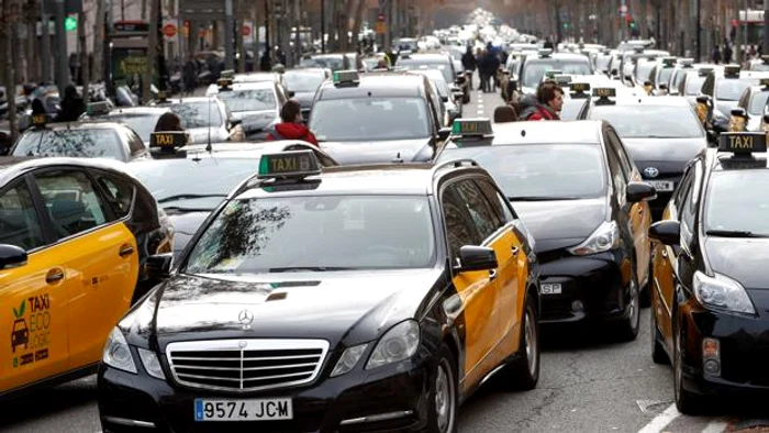 Luni seară (21 ianuarie), circa 300 de taximetrişti au protestat în centrul Capitalei faţă de funcţionarea serviciilor de transport în sistem ride sharingFOTO: captura digi24.ro