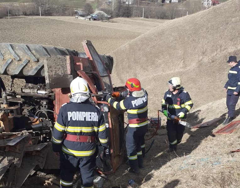 A murit strivit sub tractorul căzut într-o râpă. Bărbatul din Neamţ nu a avut nicio şansă de supravieţuire 