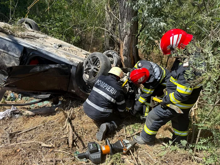 O femeie și-a pierdut braţul drept în urma unui accident rutier produs în județul Tulcea
