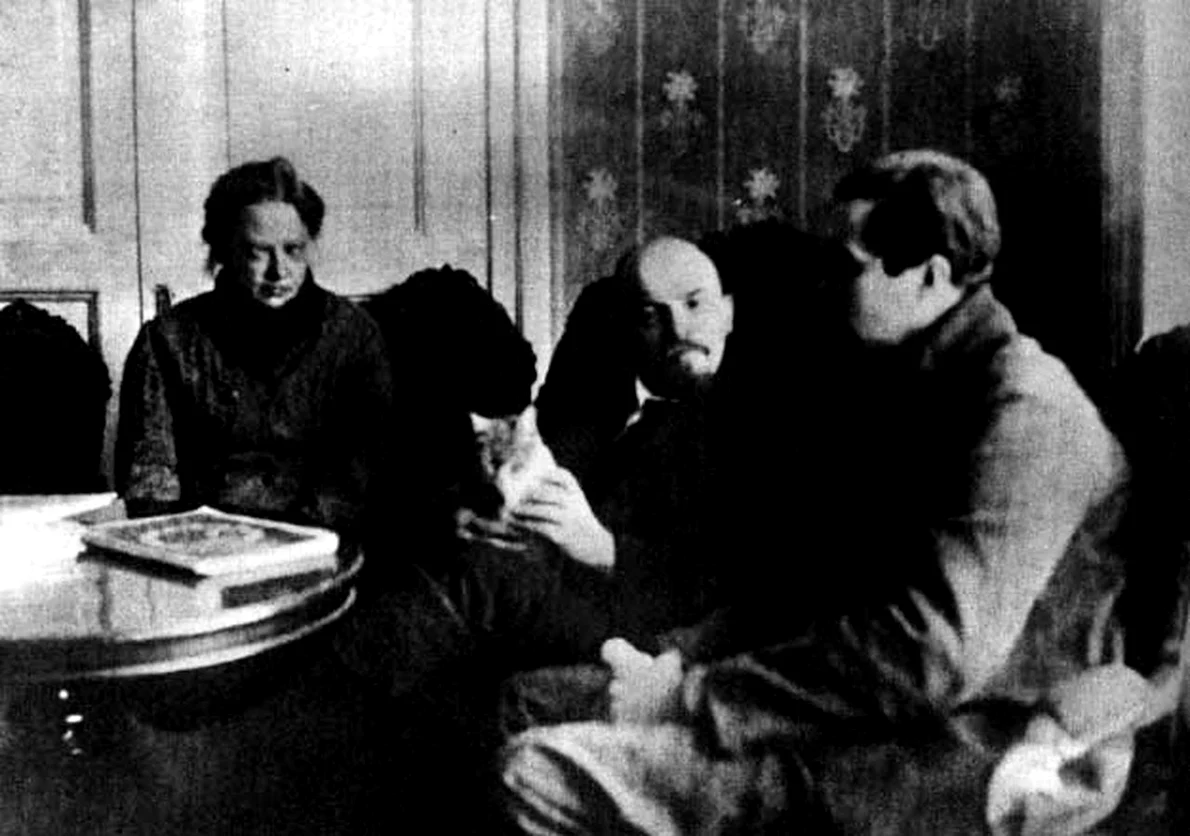Nadejda Krupskaia, Vladimir Lenin și ziaristul american Lincoln Eure, la Kremlin, în februarie 1920