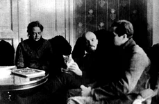Nadejda Krupskaia, Vladimir Lenin și ziaristul american Lincoln Eure, la Kremlin, în februarie 1920