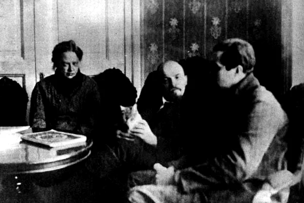 Nadejda Krupskaia, Vladimir Lenin și ziaristul american Lincoln Eure, la Kremlin, în februarie 1920