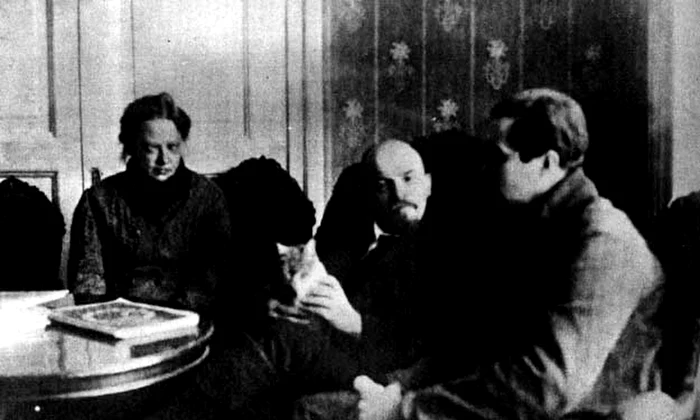 Nadejda Krupskaia, Vladimir Lenin și ziaristul american Lincoln Eure, la Kremlin, în februarie 1920