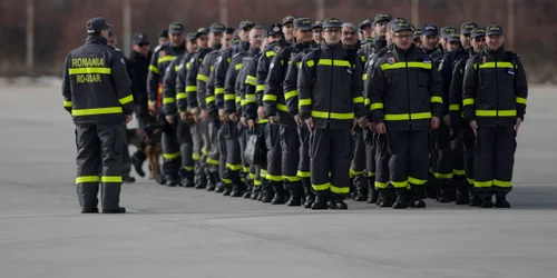 România trimite în Turcia trei aeronave care vor avea la bord 60 de salvatori, patru câini antrenați pentru căutări după cutremur și șapte tone de echipamente, la baza aeriana 90 din Otopeni. FOTO Inquam Photos / George Călin