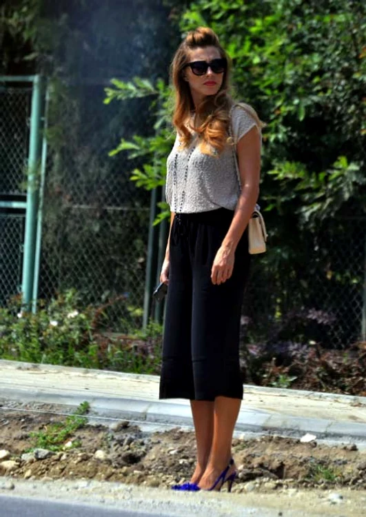 Ilinca a intrat cu pantofii în molozul de pe marginea străzii