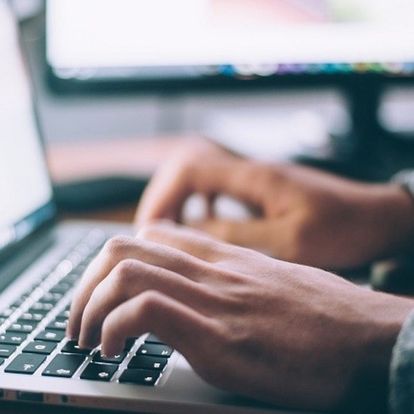 Suntem pe ultimul loc la educație digitală în UE: Românii nu vor să învețe, vor doar diploma