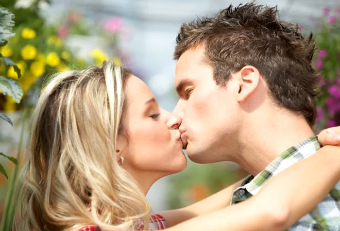 
    În timpul unui sărut, cei doi parteneri fac schimb de bacterii şi paraziţi  