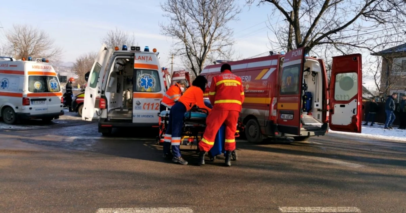 Două persoane sunt rănite, urmând a fi transportate cu ambulanţele la spital  FOTO ALOIASI