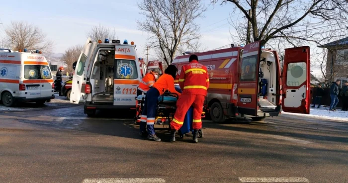 Două persoane sunt rănite, urmând a fi transportate cu ambulanţele la spital  FOTO ALOIASI