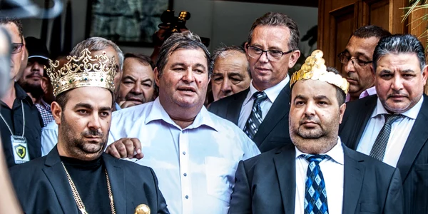 Daniel Cioabă (S), regele romilor din România, și Dorin Cioabă (D), regele internațional al romilor FOTO Inquam / Ovidiu Micsik