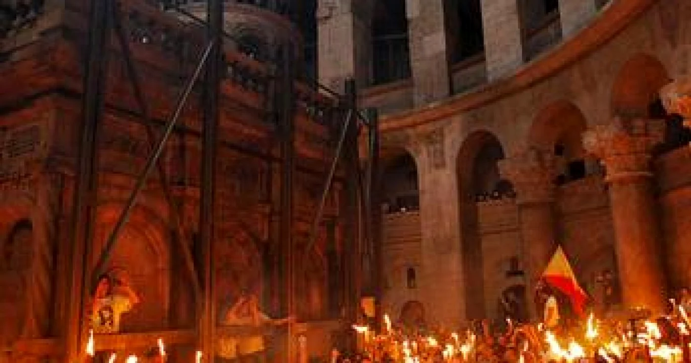Lumina vine de la Biserica Sfântului Mormânt