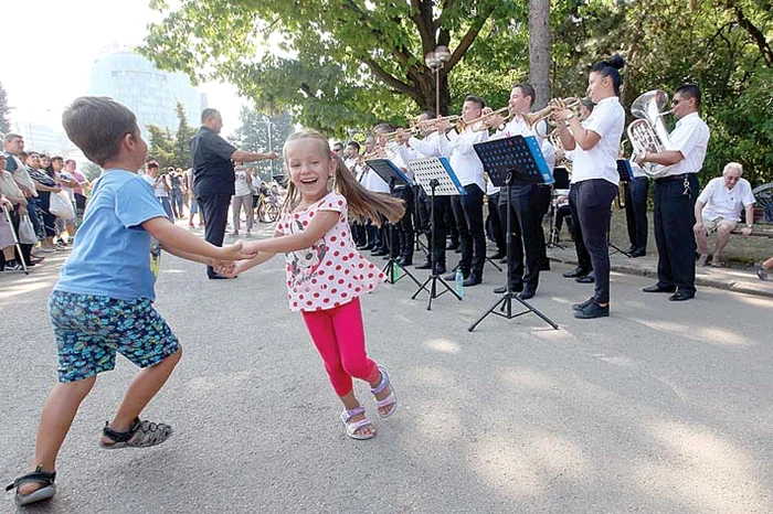 Nicoleta şi Cătălin au dansat pe ritmurile fanfarei