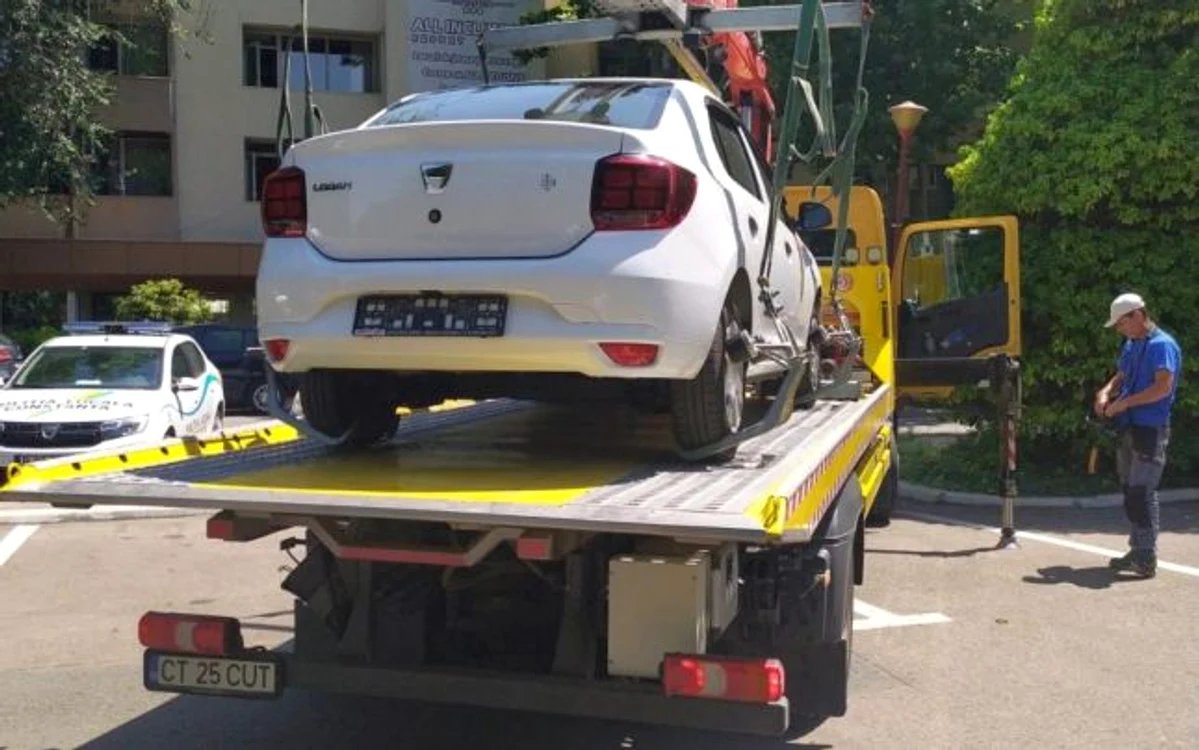 Mașina fără plăcuțele de înmatriculare a fost ridicată FOTO: Primăria Constanța
