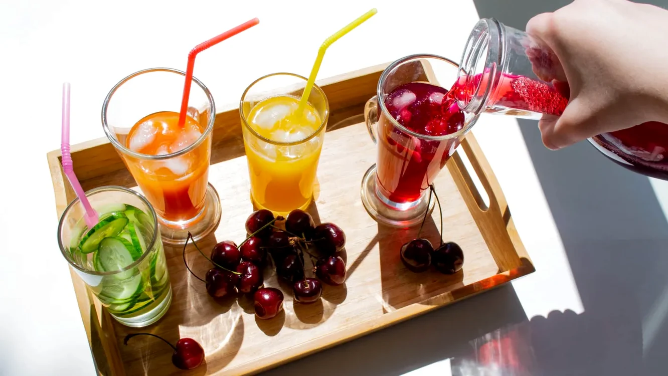 4 băuturi detoxifiante, făcute în casă, cu ajutorul cărora vei scăpa de kilogramele nedorite.
