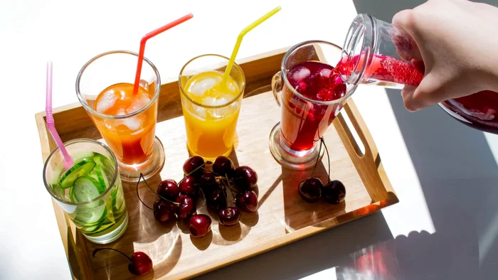 4 băuturi detoxifiante, făcute în casă, cu ajutorul cărora vei scăpa de kilogramele nedorite.