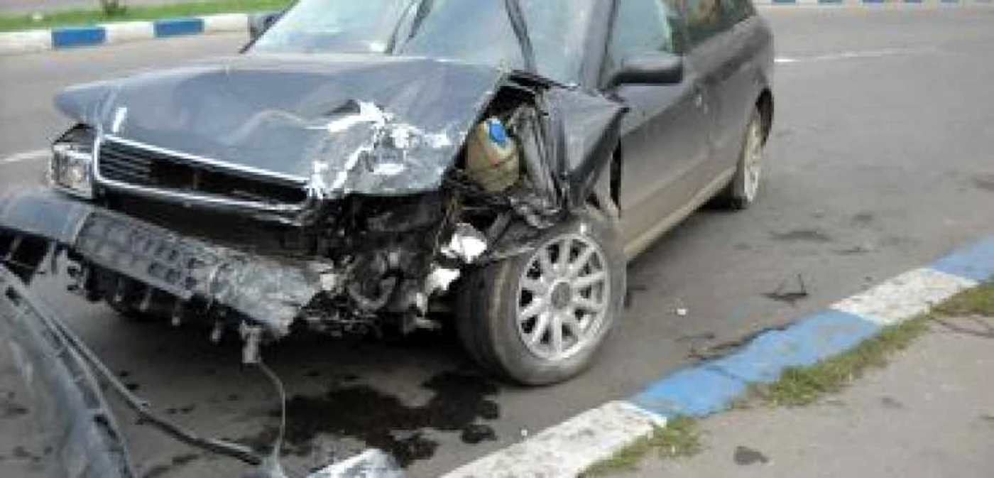 Turnu Severin: Un șofer a intrat cu mașina într-un magazin de telefoane(UPDATE)