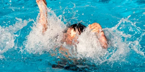 Inec - copil in pericol sa se inece in piscina FOTO 123 RF 