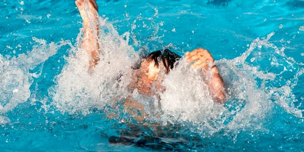 Inec - copil in pericol sa se inece in piscina FOTO 123 RF 