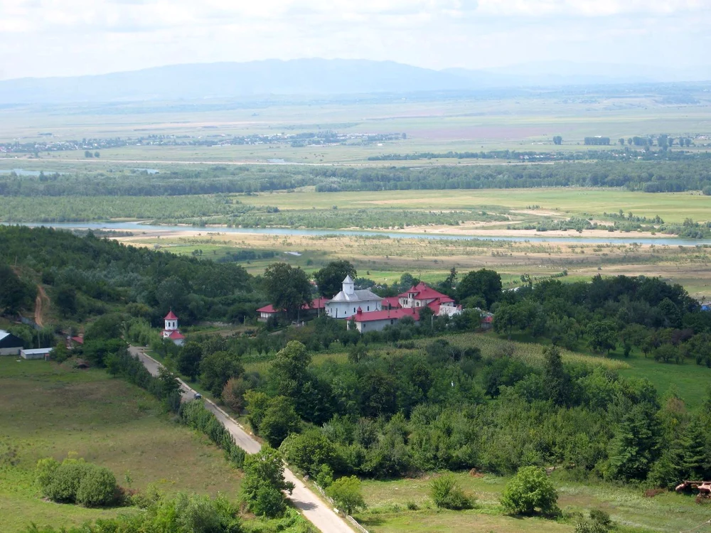Valea Siretului și mănăstirea Sihastrul, din vecinătatea codrilor Buciumenilor FOTO C. Crângan