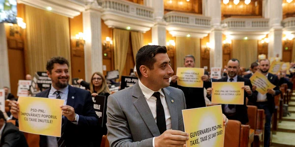 Plenul reunit al Parlamentului României cu ocazia asumării răspunderii de către guvernul de coaliție PSD - PNL a unui pachet de măsuri fiscale, în București. FOTO Inquam Photos / George Călin