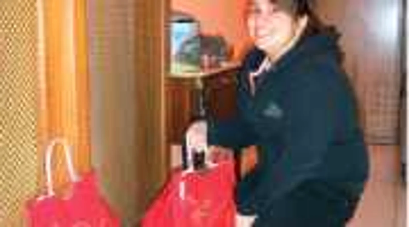Italianca Sonia Gueci  se bucură de cadourile Moşului în fiecare an
