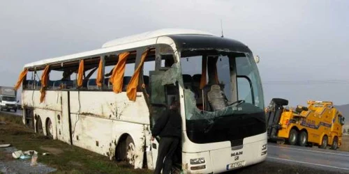 Un autocar, un microbuz şi un autoturism s-au ciocnit la Dumbrava, Bacău.