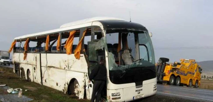 Un autocar, un microbuz şi un autoturism s-au ciocnit la Dumbrava, Bacău.