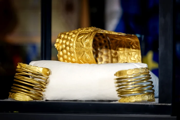 România va decide unde va fi restaurat coiful / foto: AFP