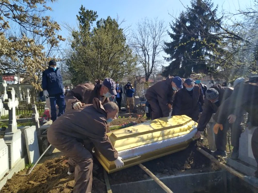 
    Cornelia Catanga a fost înmormântată sâmbătă, 27 martie, la cimitirul Ghencea Civil din București foto: Blitz / Click!  
