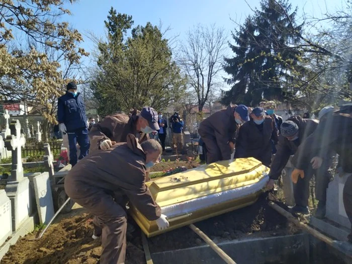 
    Cornelia Catanga a fost înmormântată sâmbătă, 27 martie, la cimitirul Ghencea Civil din București foto: Blitz / Click!  