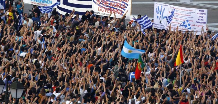 Protestele împotriva noilor măsuri de austeritate continuă în Piaţa Constituţiei din Atena, în faţa Parlamentului. Anarhiştii ar putea profita pentru a provoca violenţe.