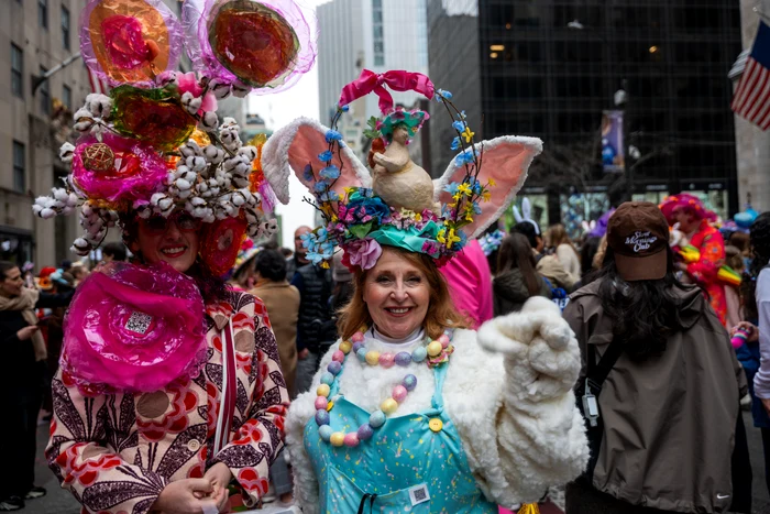 Femeile au purtat rochii și pălării viu colorate (Foto: GettyImages)