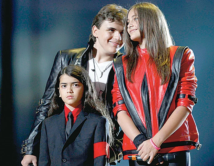 Prince Michael (15 ani - stânga),  Paris (14 ani) şi Blanket  (10 ani) o adoră pe Diana