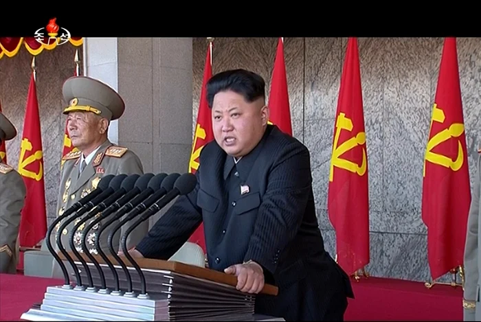 Liderul nord-coreean Kim Jong-un în timpul unei parade militare FOTO AP