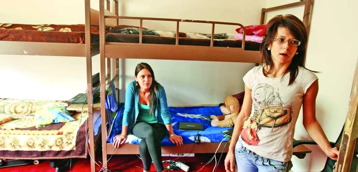 Studenţii plătesc sute de lei pentru un loc în cămine
