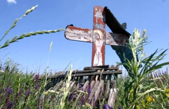 În ocul unde a fost satul Huştiu mai există doar o troiţă muribundă FOTO Costel Crângan