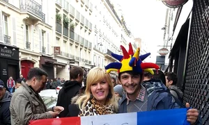 Elena Udrea se află la Paris și s a așezat la coadă pentru a vota jpeg