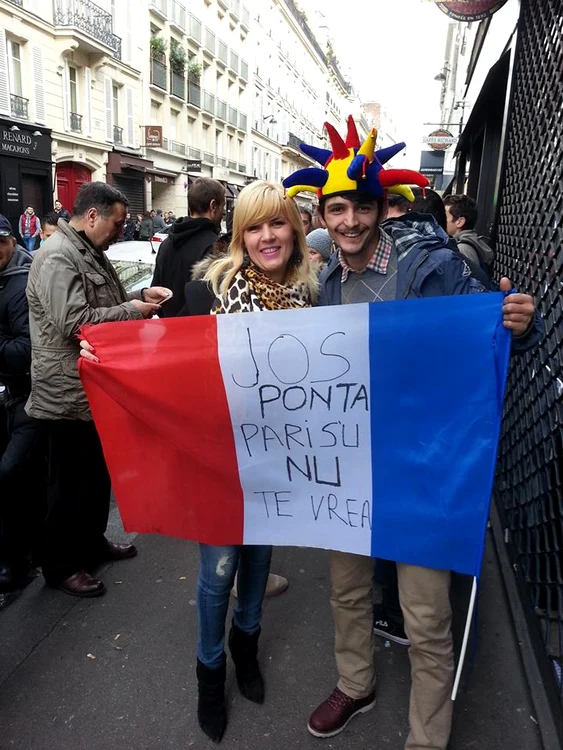 Elena Udrea se află la Paris și s-a așezat la coadă pentru a vota