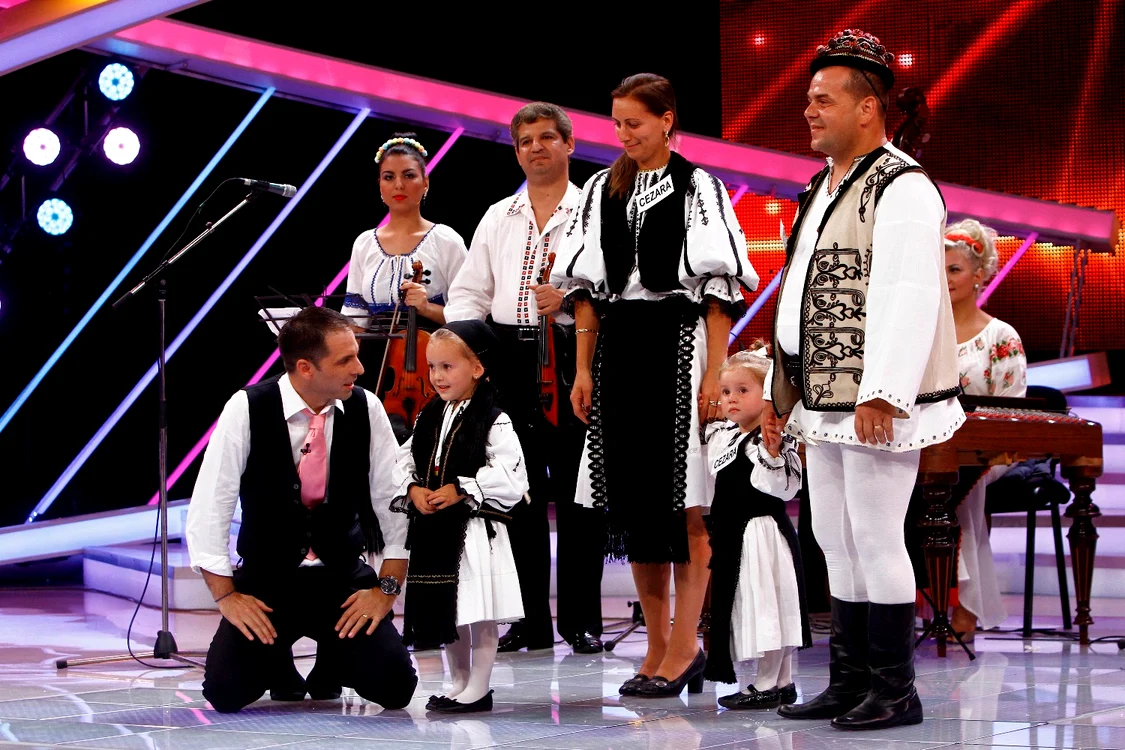 Fetița de doar patru ani reușește să surprindă cu o melodie populară