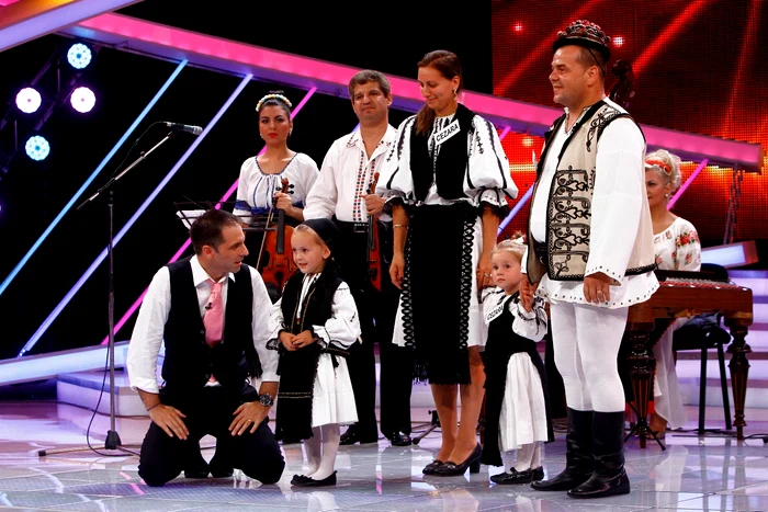 Fetița de doar patru ani reușește să surprindă cu o melodie populară