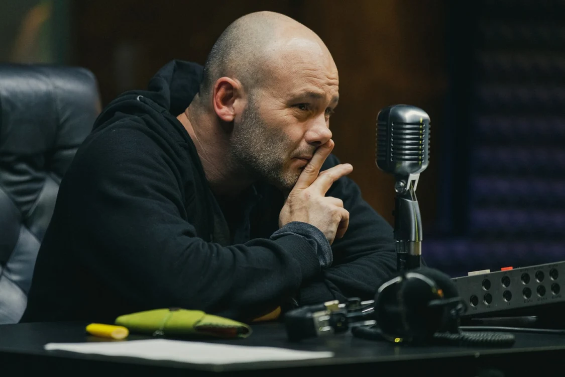 Sorin Leoveanu, în
spectacolul “Radio”, de la Teatrul Naţional Craiova     FOTOGRAFII: Teatrul Naţional Craiova