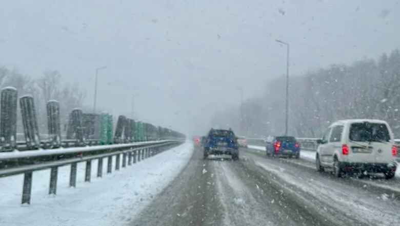 Drumurile pe care se circulă în condiţii de ninsoare abundentă. Recomandările poliției