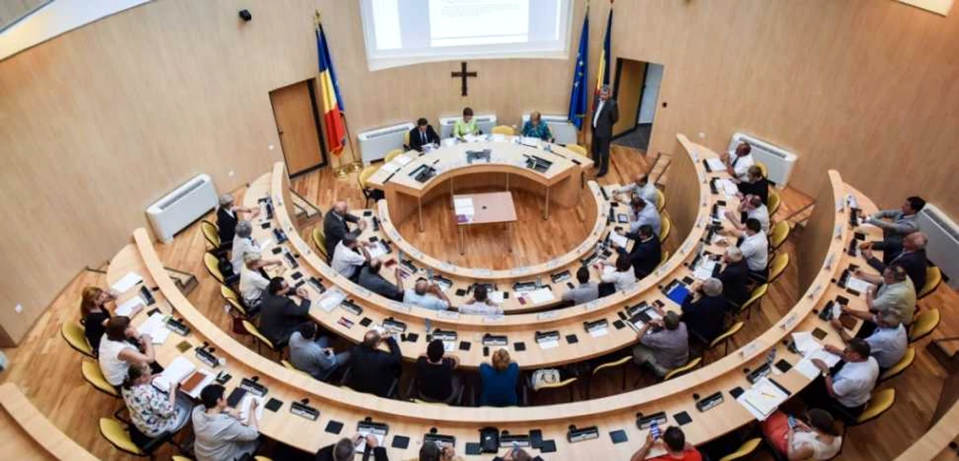 Consilierii judeţeni din Sibiu ar fi primit, la finalul şedinţelor, prăjitori de protocol achiziţionate la suprapreţ, susţin cei de la DNA FOTO Silvana Armat