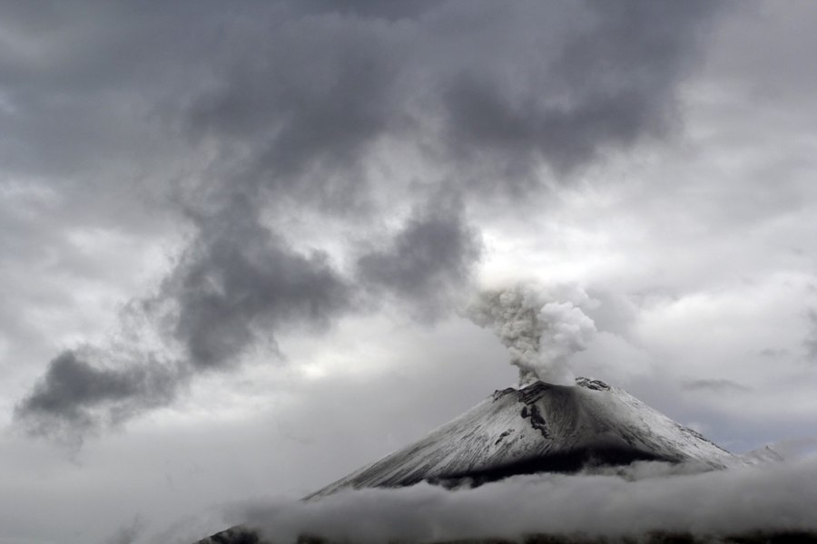 Vulcanul Popocatepetl, aflat în apropierea capitalei Mexicului, continuă să degaje cenuşă şi gaze