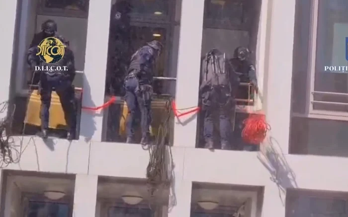 Momentul în care trupele speciale intră pe geam într-o clădire de birouri. FOTO: Captură video